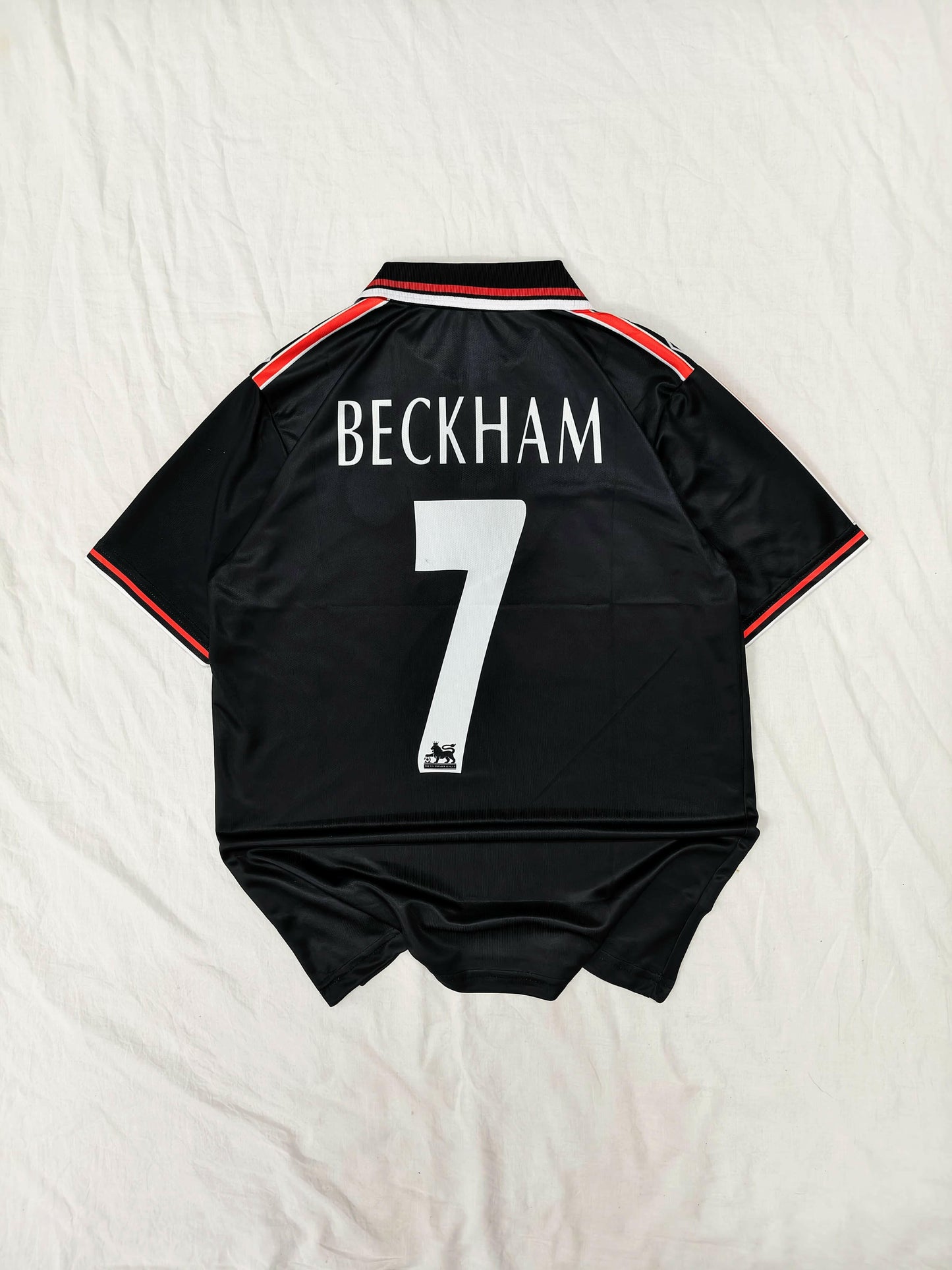 Manchester United Inspired Retro Beckham #7 Jersey – Black Edition.