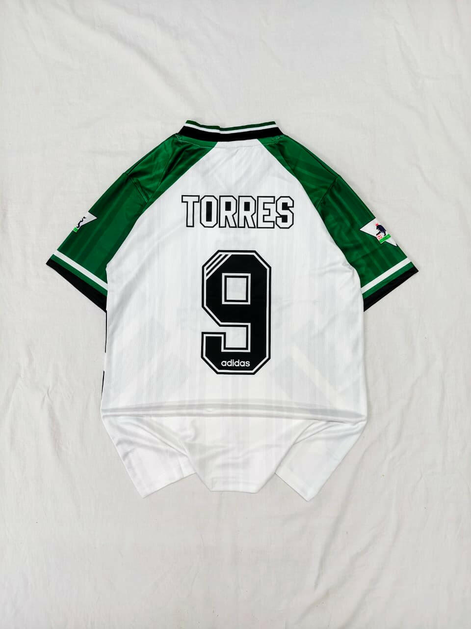 Liverpool FC Retro Away Jersey – Torres #9 (Classic Premier Era Inspired).
