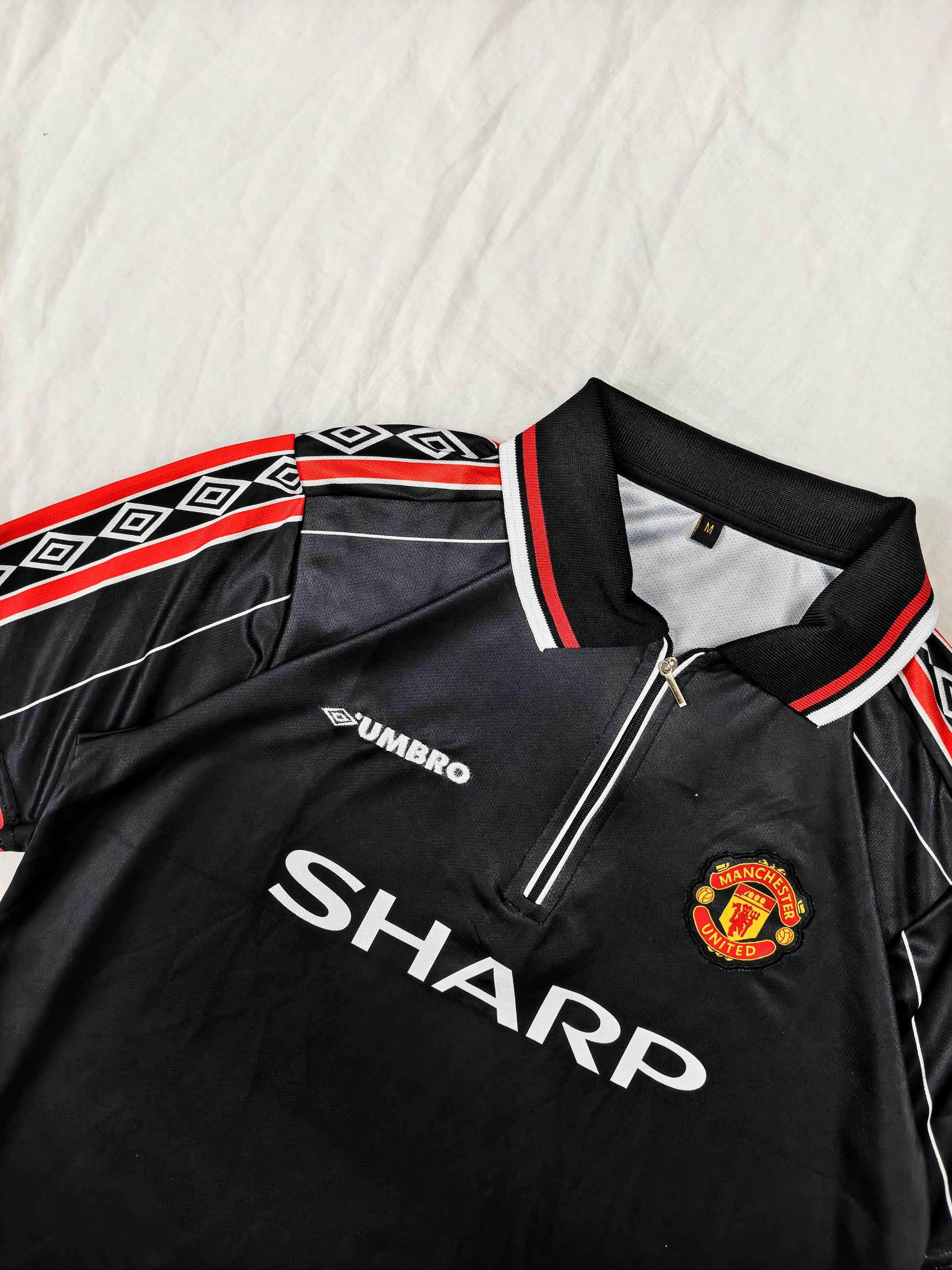 Manchester United Inspired Retro Beckham #7 Jersey – Black Edition.